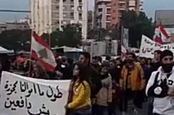 محتجون ينظمون مسيرة احتجاجية  في طرابلس رفضاً للسياسات النقدية المتبعة 