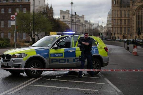 شرطة مكافحة الإرهاب البريطانية تحقق بدوافع مهاجم أحرق رجلاً لدى خروجه من مسجد