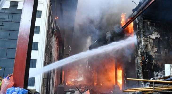 السلطات الكويتية: إصابة 14 شخصاً وتضرر عشرات المحلات إثر إندلاع حريق ضخم في سوق المباركية التراثي