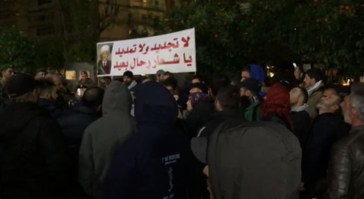 محتجون يعتصمون أمام منزل مفتي طرابلس والشمال مالك الشعار رفضا للتمديد له
