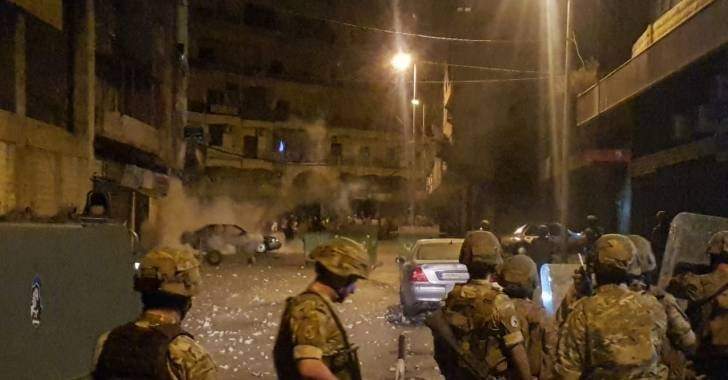 مشاغبون يقومون برمي الحجارة باتجاه عناصر الجيش اللبناني في طرابلس