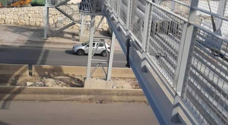 تركيب جسر مشاة حديدي في جبيل بعد تضرر القديم اثر اصطدام حمولة شاحنة به