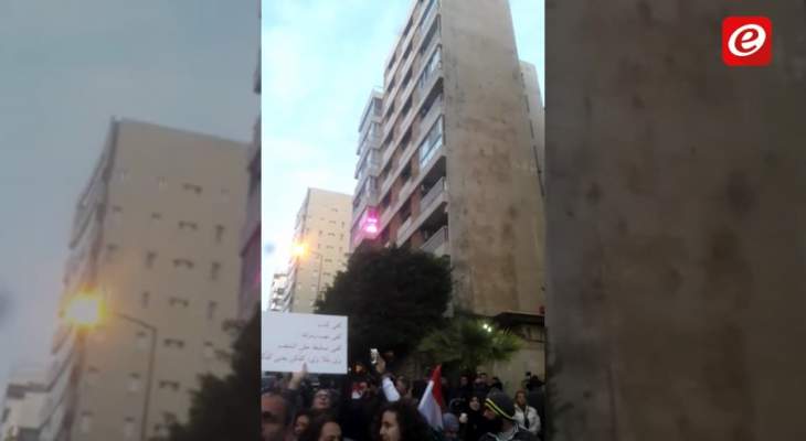 محتجون أمام منزل رئيس الحكومة المكلف حسان دياب