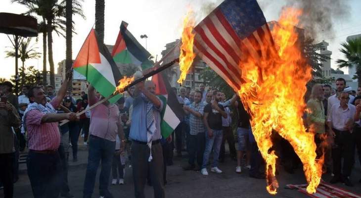 وقفة استنكارية في صيدا ضد مؤتمر البحرين وحرق العلمين الاميركي والاسرائيلي
