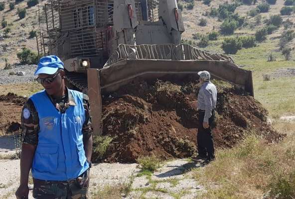 راع لبناني أوقف عمل جرافة إسرائيلية في مرتفعات بلدة كفرشوبا بسبب عملية تجريف في أرضه