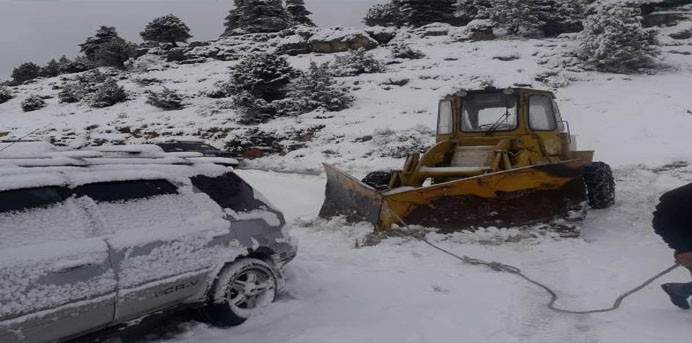 الثلوج غطت المرتفعات الجبلية بمحافظة عكار ما تسبّب بإقفال معظم الطرق الجبلية