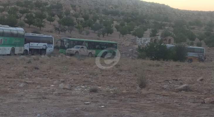 إنطلاق الحافلات من فليطة بالقلمون باتجاه عرسال لإخراج مسلحي أهل الشام