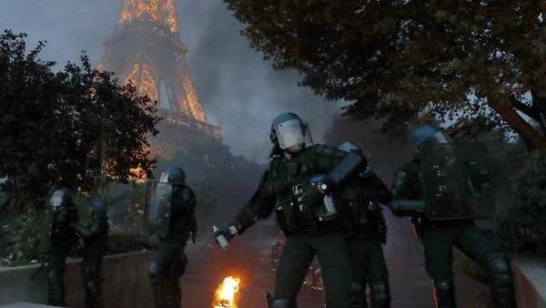 شرطة باريس تعتقل 40 مشجع كرة قدم في باريس إثر أعمال شغب
