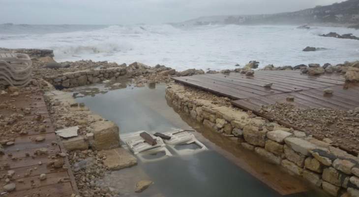 ارتفاع أمواج البحر عند شاطىء المدفون تسبب باضرار في المنتجعات 