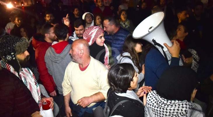 تجمع عدد من المتظاهرين امام مصرف لبنان في الحمرا 