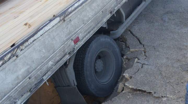 النشرة: انهيار طريق داخلية في المدينة الصناعية في منطقة سينيق