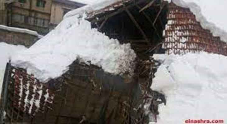 سقوط مبنى قديم غير مسكون في ساحة كنيسة السيدة في بشري بسب كمية الثلوج والاضرار مادية