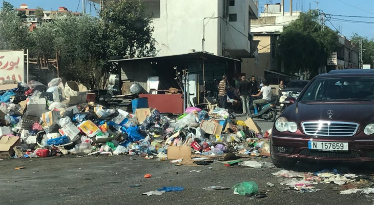 النشرة: مواطنون رموا النفايات المكدسة بالحاويات في وسط الشارع بالنبطية 