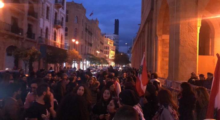 إعتصام لعدد من المحتجين في محيط مجلس النواب للمطالبة بحكومة مستقلة