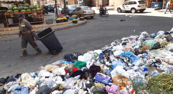 النشرة: عمال معمل فرز النفايات الصلبة في سينيق علقوا اضرابهم