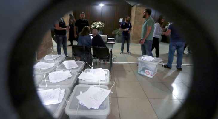 تأخر العملية الانتخابية في قلمين بقضاء مرجعيون لعدم وجود أربطة داخل صندوق الاقتراع