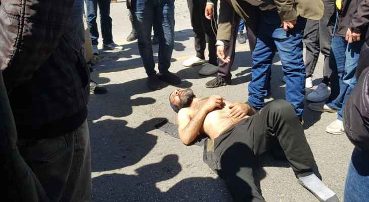 "النشرة": شاب قطع الطريق بجسده في شارع رياض الصلح وسط صيدا احتجاجا على تردي الأوضاع
