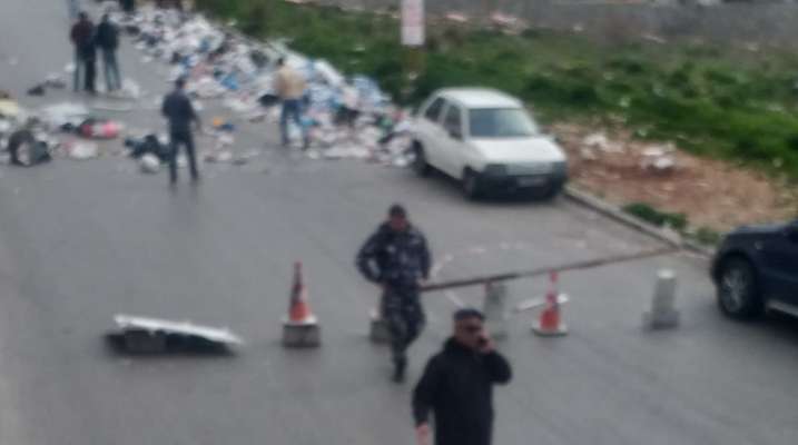 "النشرة": مواطنون في كفررمان رموا كمية كبيرة من النفايات وسط أوتوستراد الإمام الصدر