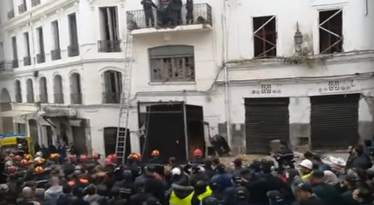 إنهيار مبنى من 4 طوابق في الجزائر وانتشال جثتين من تحت الأنقاض
