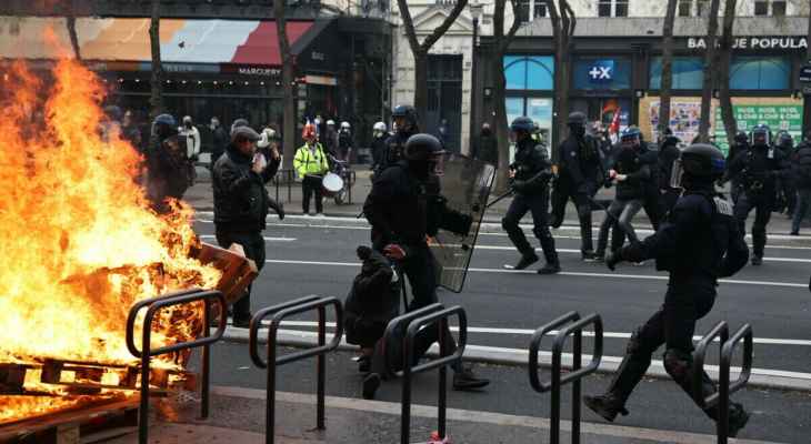وسائل إعلام فرنسية: اشتباكات عنيفة بين الشرطة والمتظاهرين في باريس ضد قانون التقاعد