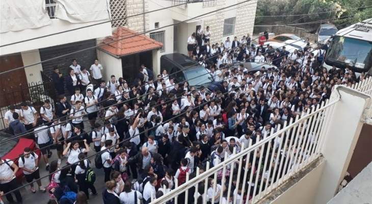 طلاب ثانوية غزير الرسمية أقفلوا مداخل المدرسة رافضين الدخول إلى صفوفهم