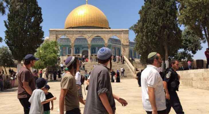 عشرات المستوطنين اقتحموا ساحات المسجد الأقصى بحراسة الشرطة الإسرائيلية