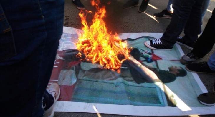 اعتصام لحركة امل وانصارها واحراق علم التيار الوطني الحر وصورة باسيل