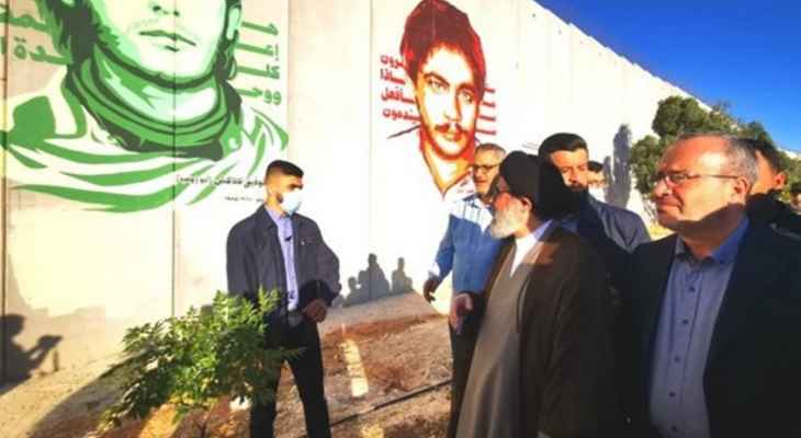 صفي الدين "التقى عوائل الإستشهاديين" خلال جولة له قرب الجدار عند الحدود الجنوبية