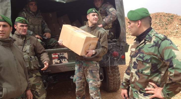 الجيش وزع حصصا غذائية قدمها تجار طرابلس للاسر المحتاجة في المدينة