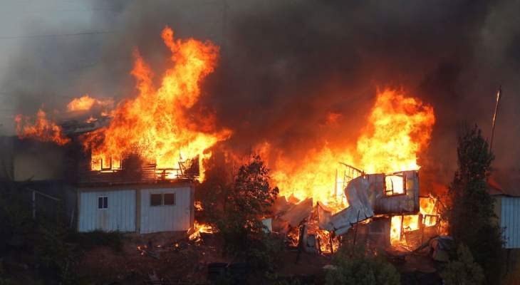 حريق يدمر نحو 50 منزلا بمدينة فالبارايسو في تشيلي 