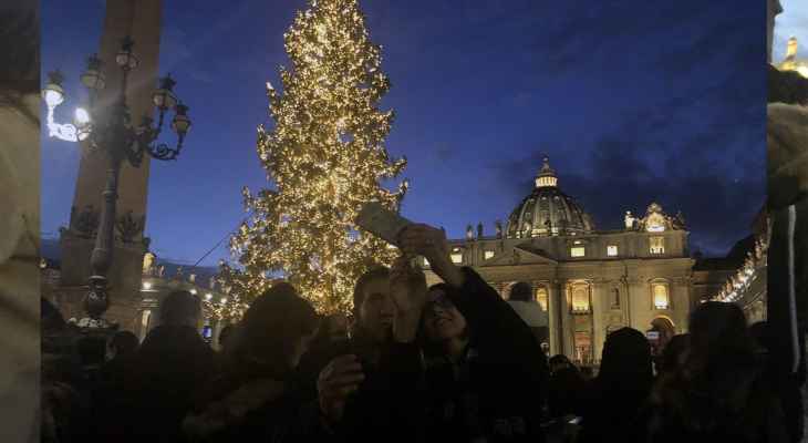 إضاءة شجرة ومغارة الميلاد في ساحة القديس بطرس بالفاتيكان