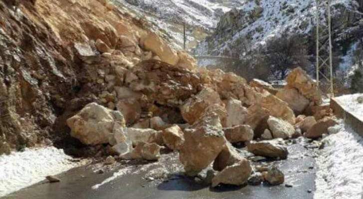 النشرة:إنهيار صخري كبير بسبب العاصفة أدى لقطع الطريق بين قاع الريم وزحلة 