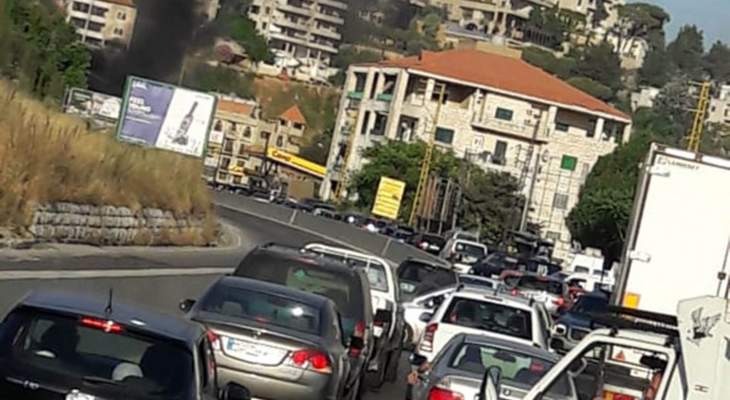 النشرة: مناصرو الديمقراطي قطعوا الطريق الدولية في بعلشميه بالإطارات المشتعلة