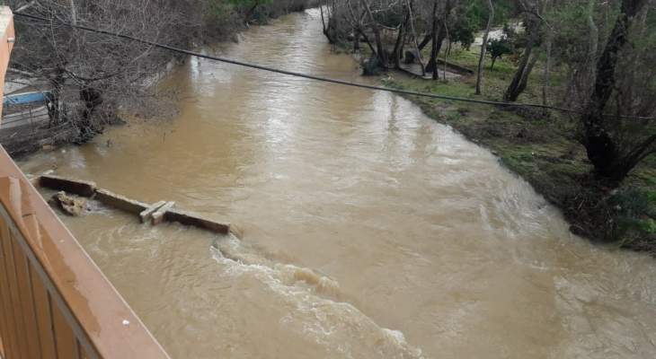 النشرة: غزارة الأمطار رفعت منسوب مياه نهر الحاصباني