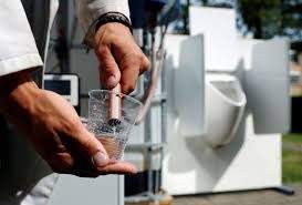 اختراع آلة تحول البول إلى مياه للشرب