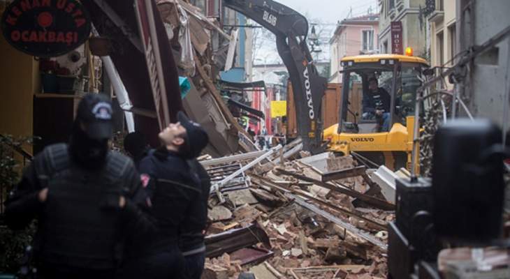 حاكم اسطنبول: انهيار مبنين بوسط المدينة دون وقوع اصابات