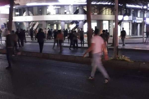 بدء توافد المحتجين إلى ساحة الشراع بطرابلس وإلى أمام مصرف لبنان بصيدا 