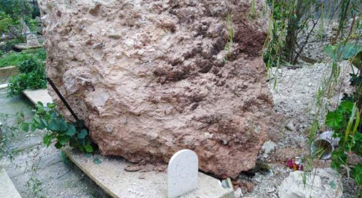 انهيار صخور على جبانة سيروب في ضاحية صيدا الشرقية 