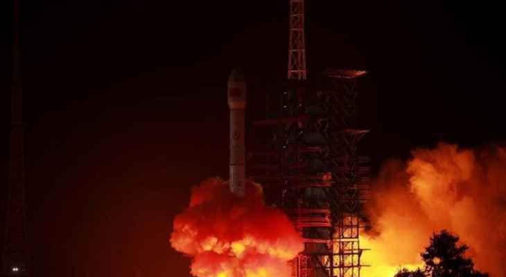 السلطات الصينية أطلقت قمرا صناعيا لنقل البيانات إلى المدار