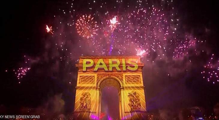 فرنسا تحتفل بدخول العام الجديد بمجموعة من الألعاب النارية