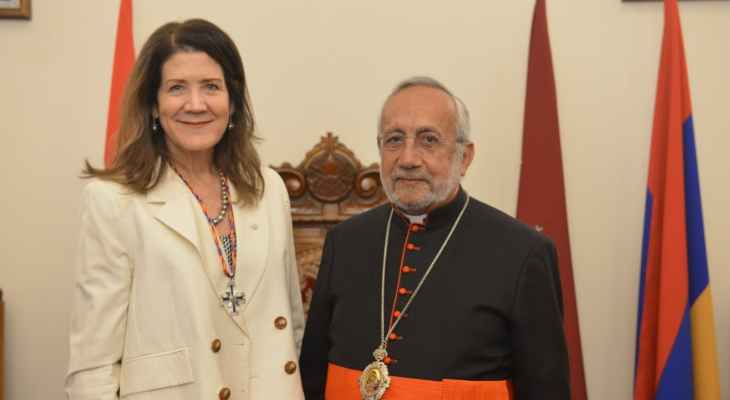 ميناسيان قلد السفيرة الأميركية الصليب المقدس الأورشليمي: نتمنى ألا تنسوا لبنان