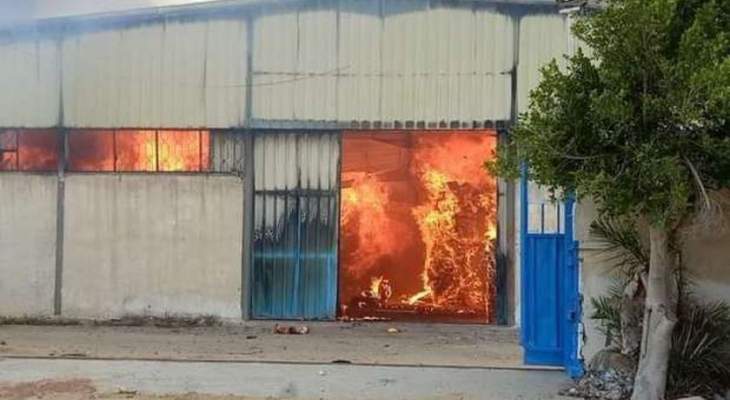 وسائل إعلام مصرية: حريق هائل بأحد مصانع الكرتون والخسائر اقتصرت على الماديات 