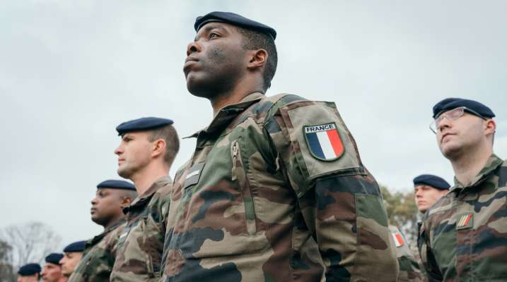 "لوفيغارو" عن نواب فرنسيين: أفراد الجيش الفرنسي المتمركزون في رومانيا يتضورون جوعا ويعانون الصقيع