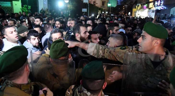 الجيش يستقدم تعزيزات أمام فرع مصرف لبنان بصيدا