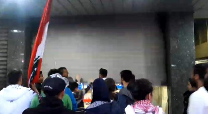 النشرة: إقفال محال الصيرفة في شارع رياض الصلح بصيدا احتجاجا على التلاعب بسعر صرف الدولار