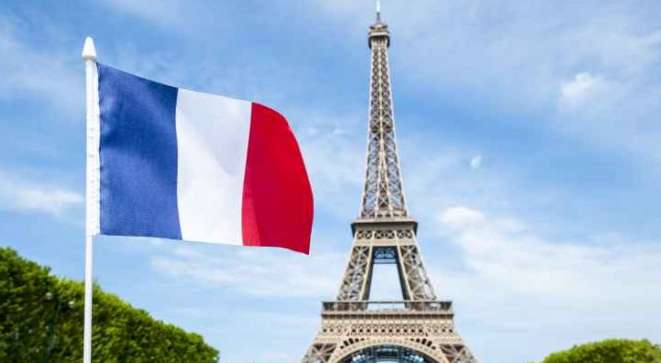 سلطات فرنسا تخلت عن تعميم إلزامية وضع الكمامة وشهادة التلقيح