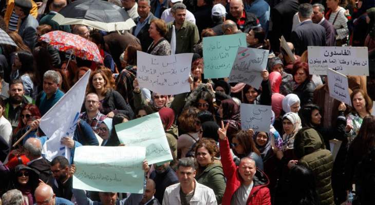 النشرة: محتجون في ساحة عبد الحميد كرامي في طرابلس ينزعون صور واعلام تيار المستقبل