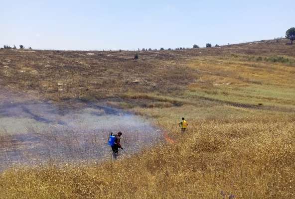 الدفاع المدني: اخماد حريق أعشاب اثر قصف مدفعي اسرائيلي استهدف بلدة يارون