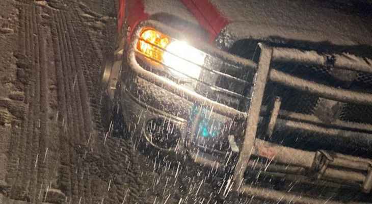 جرف الثلوج لتسهيل حركة المرور في بلدة قرطبا