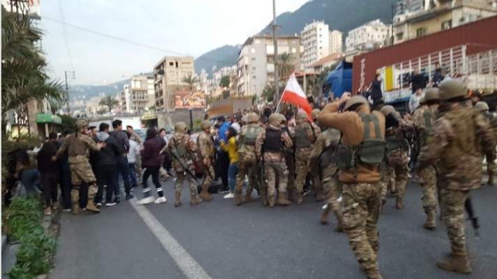 LBC: الجيش فض اشكالا في البترون تخلله تدافع بين مناصرين للوطني الحر ومجموعة من المتظاهرين